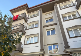 ”URAZLAR”dan İstiklal Mh. 52 Evler Camii Karşı 2+1 Bakımlı Daire